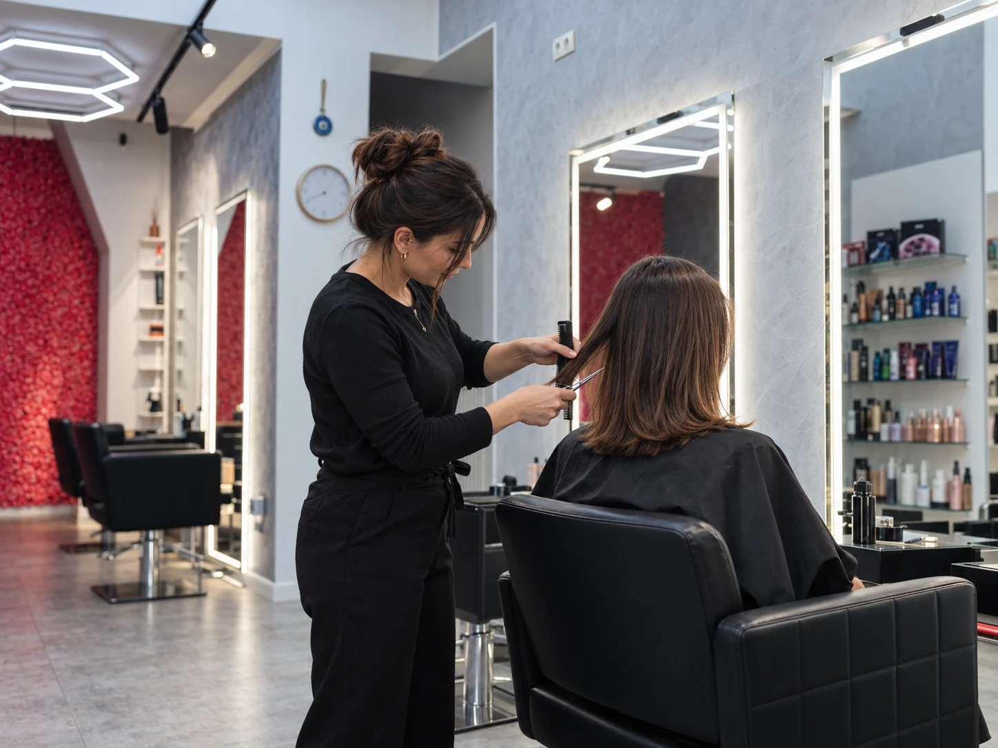 Präziser Damenhaarschnitt im Headmasters & Beauty Salon in München