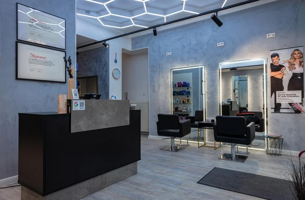 Empfang und Arbeitsplätze im Headmasters & Beauty Salon München